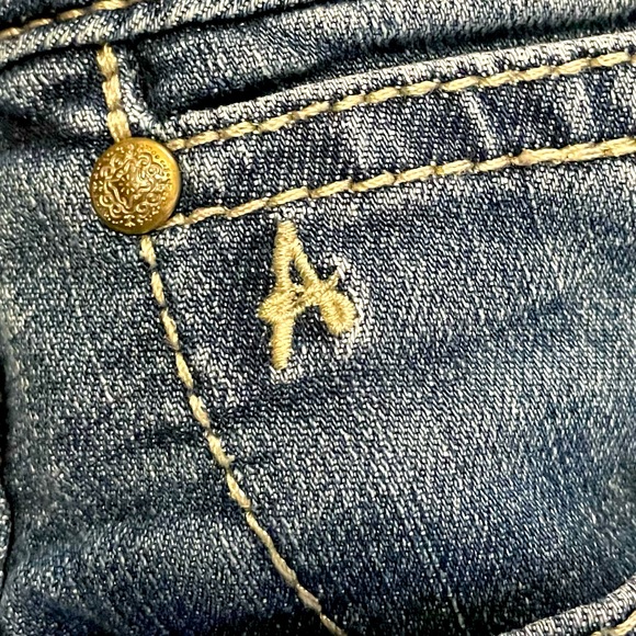 BOOTCUT AURA DENIM JEANS WITH BUTTON BACK POCKETS. SIZE 10. - Picture 6 of 9